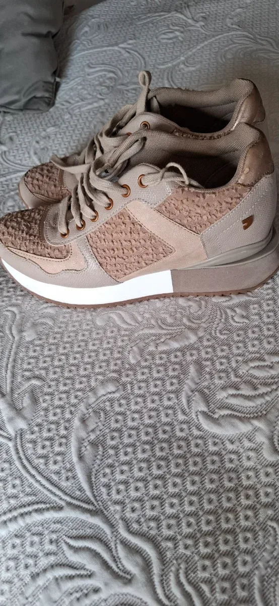Deportivas mujer cuña beige y oro