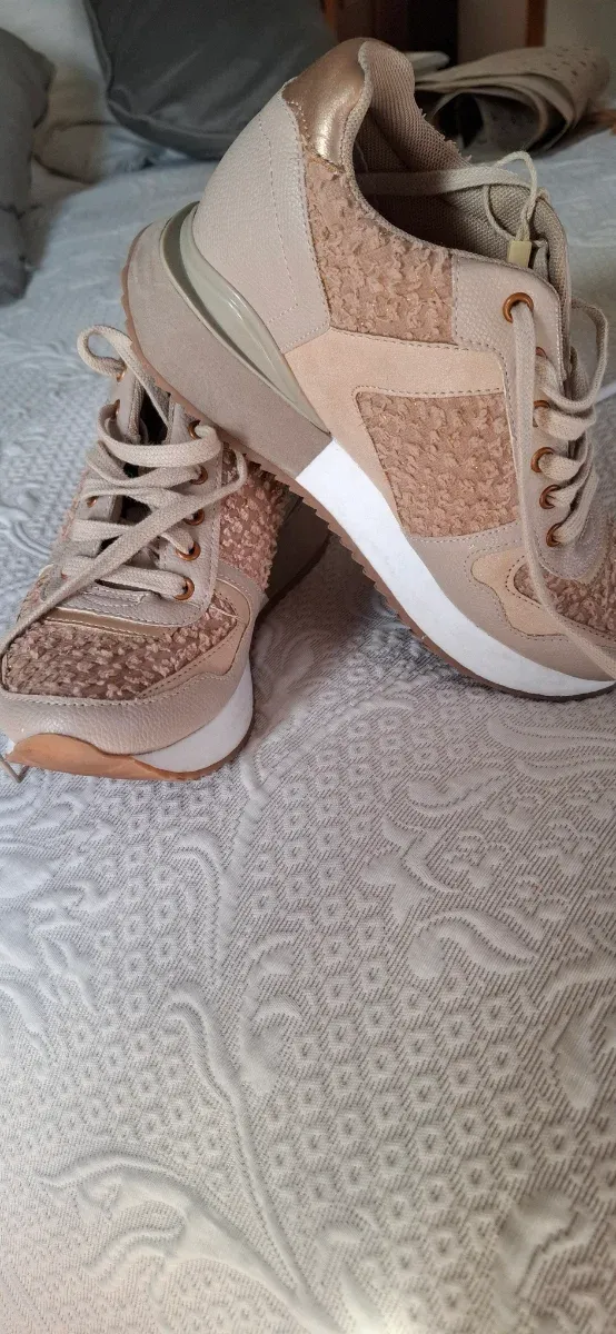Deportivas mujer cuña beige y oro