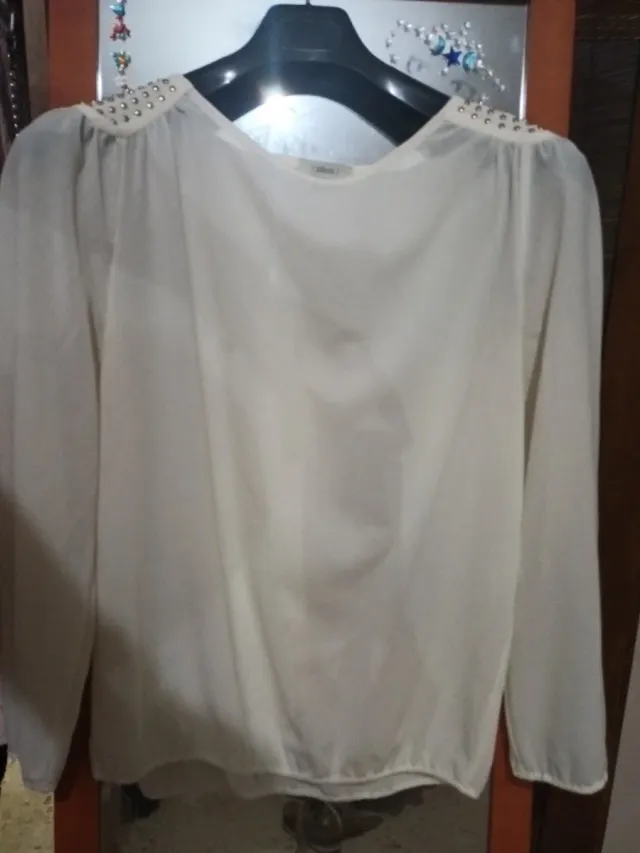 Camisa blanca con tachuelas