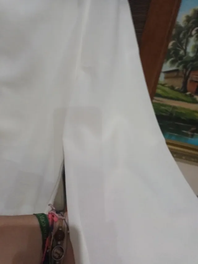 Camisa blanca con tachuelas