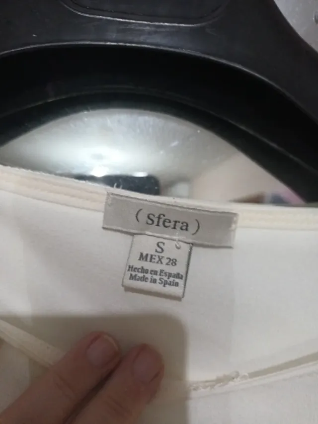 Camisa blanca con tachuelas