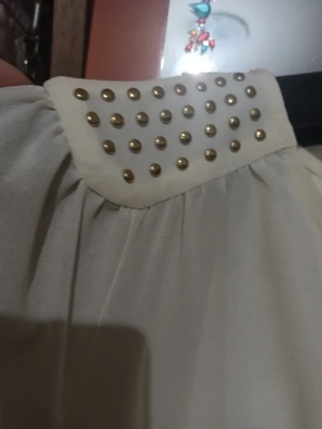 Camisa blanca con tachuelas