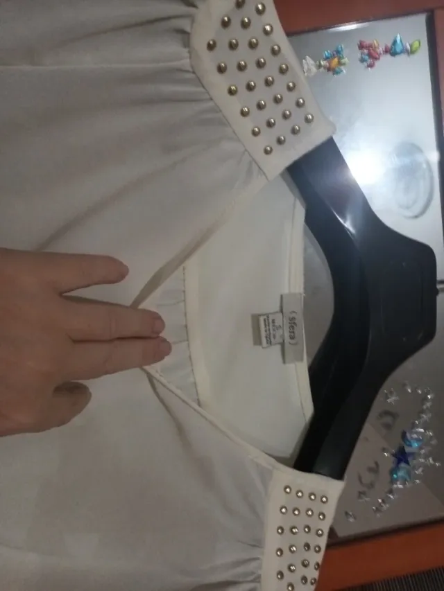 Camisa blanca con tachuelas