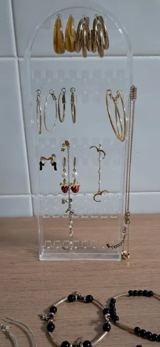 Pendientes y pulseras varias sin marca