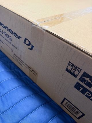 Pioneer DJ XDJ-RX3 aún cerrada
