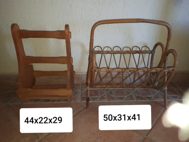 Conjunto de dois revisteros, um de pinho e outro de vime