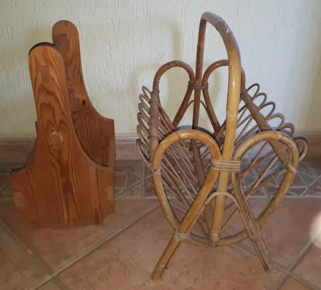 Conjunto de dois revisteros, um de pinho e outro de vime