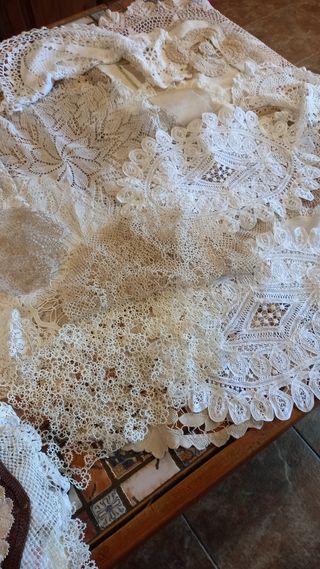 Antiguo lote de unas 70 piezas de tapetes.