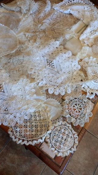 Antiguo lote de unas 70 piezas de tapetes.