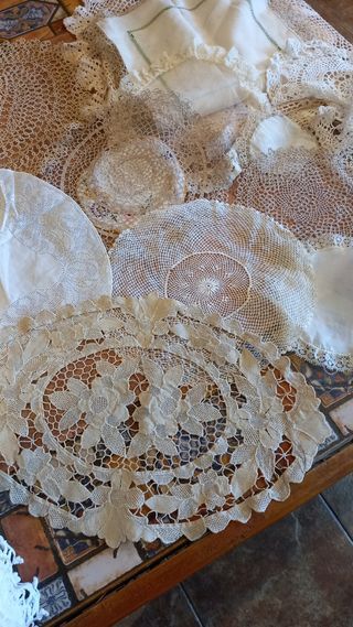 Antiguo lote de unas 70 piezas de tapetes.