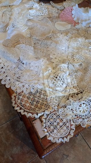 Antiguo lote de unas 70 piezas de tapetes.