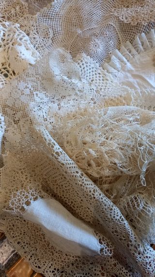 Antiguo lote de unas 70 piezas de tapetes.