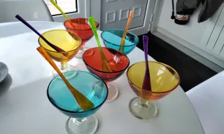 Coppette di ghiaccio multicolore con cucchiaini