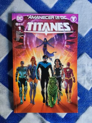 COMIC. TOMO 1 TITANES. AMANECER DE DC. ECC