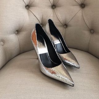 Zapatos Michael Kors Collection plateados.