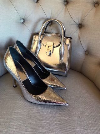 Zapatos Michael Kors Collection plateados.