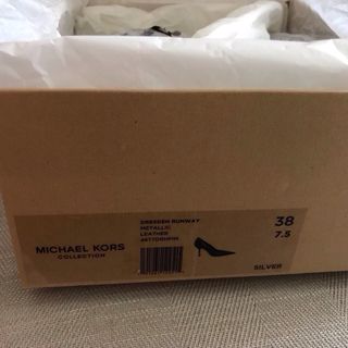 Zapatos Michael Kors Collection plateados.