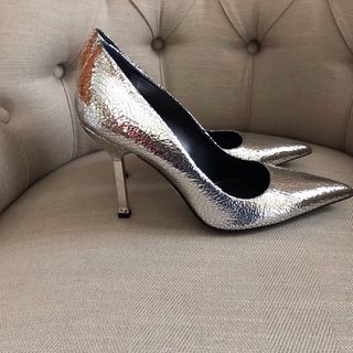 Zapatos Michael Kors Collection plateados.