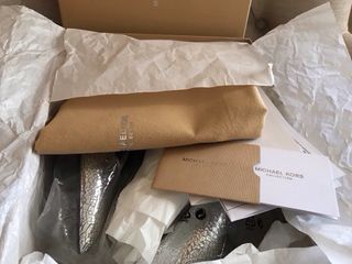 Zapatos Michael Kors Collection plateados.