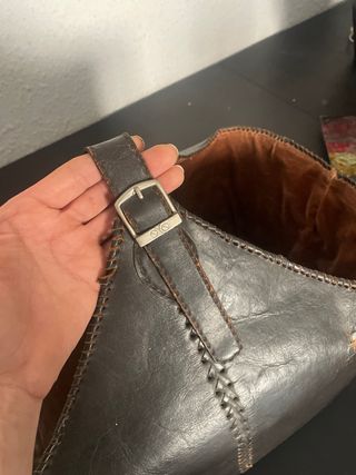 Revistero de piel marrón