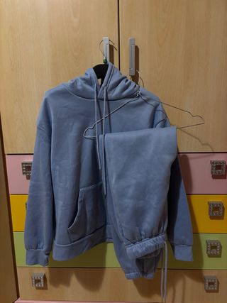 Tuta sportiva celeste con body abbinato