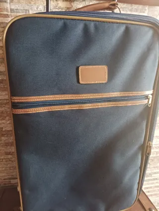Maleta de viaje azul y marrón