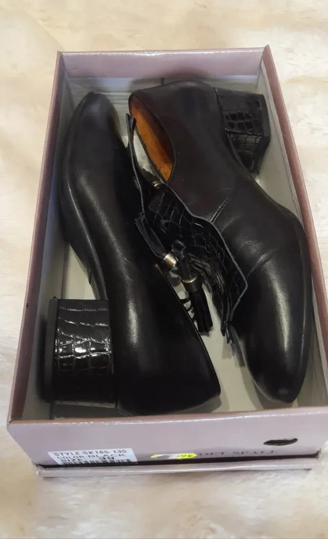 Zapatos de vestir negros con detalle