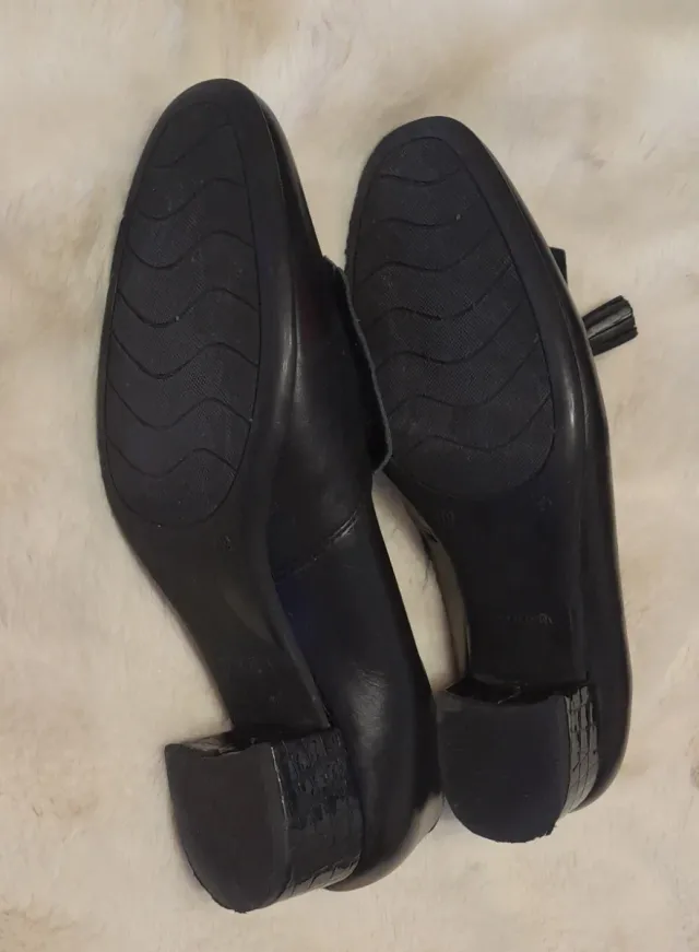 Zapatos de vestir negros con detalle