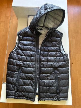 Chaleco acolchado con capucha negro