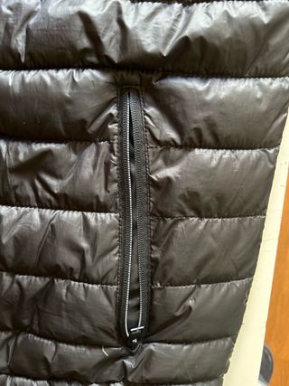 Chaleco acolchado con capucha negro