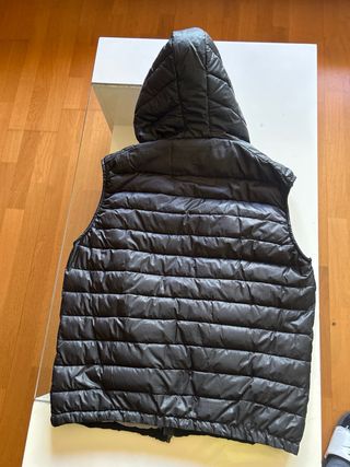 Chaleco acolchado con capucha negro