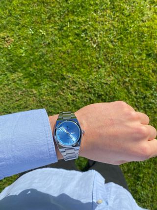 Reloj Bimbond plateado con esfera azul