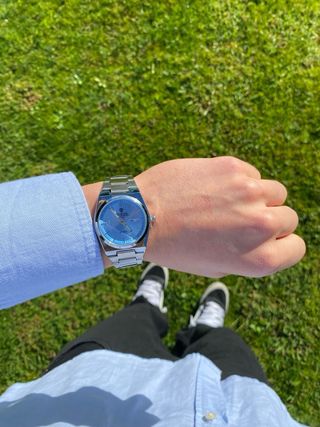Reloj Bimbond plateado con esfera azul