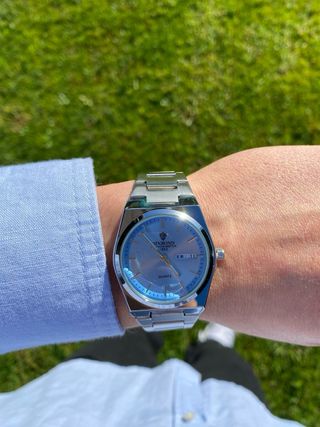 Reloj Bimbond plateado con esfera azul