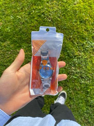 Reloj Bimbond plateado con esfera azul