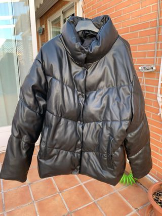Cazadora acolchada efecto piel negra