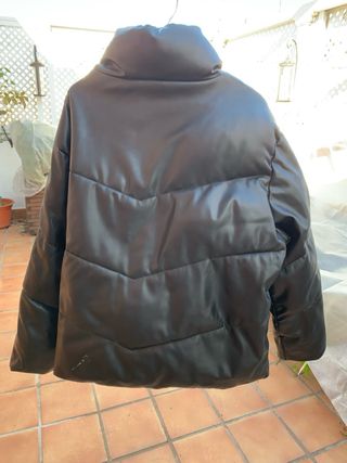 Cazadora acolchada efecto piel negra