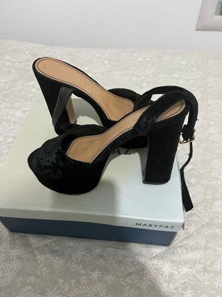 Zapatos de tacón Marypaz negros terciopelo