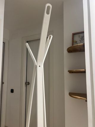 Perchero de madera blanco