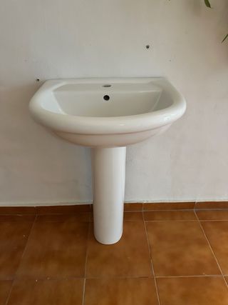 Lavabo con pie blanco