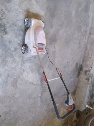 Cortacésped eléctrico blanco y rosa