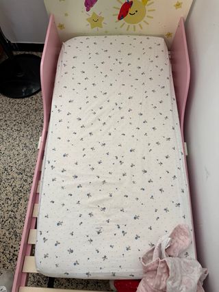 Cuna de bebé con estampado infantil