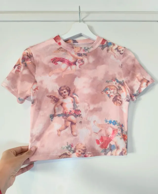 Crop top estampado ángeles rosa