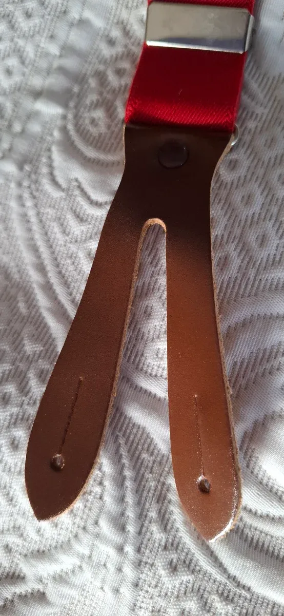 Tirantes rojos cuero marrón