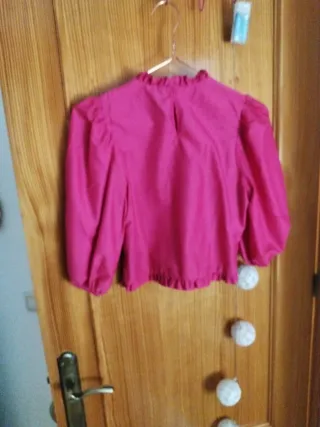 Blusita fucsia con fruncido y mangas abullonadas