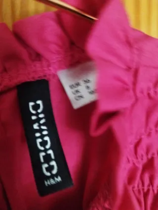 Blusita fucsia con fruncido y mangas abullonadas