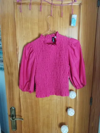 Blusita fucsia con fruncido y mangas abullonadas