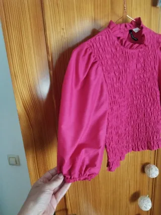 Blusita fucsia con fruncido y mangas abullonadas