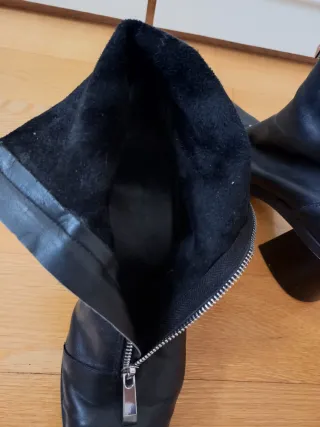 Botines negros con cremallera