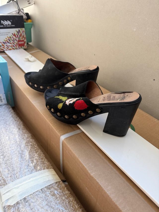 Sandalias Wonders negras bordadas